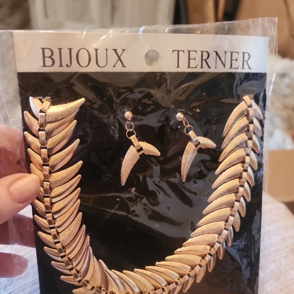 Bijoux Terner Jewelry - Bijoux Terner Gold Leaf Collar Necklace with Matching Drop Earrings